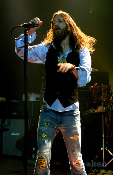 Chris Robinson onstage jean patches